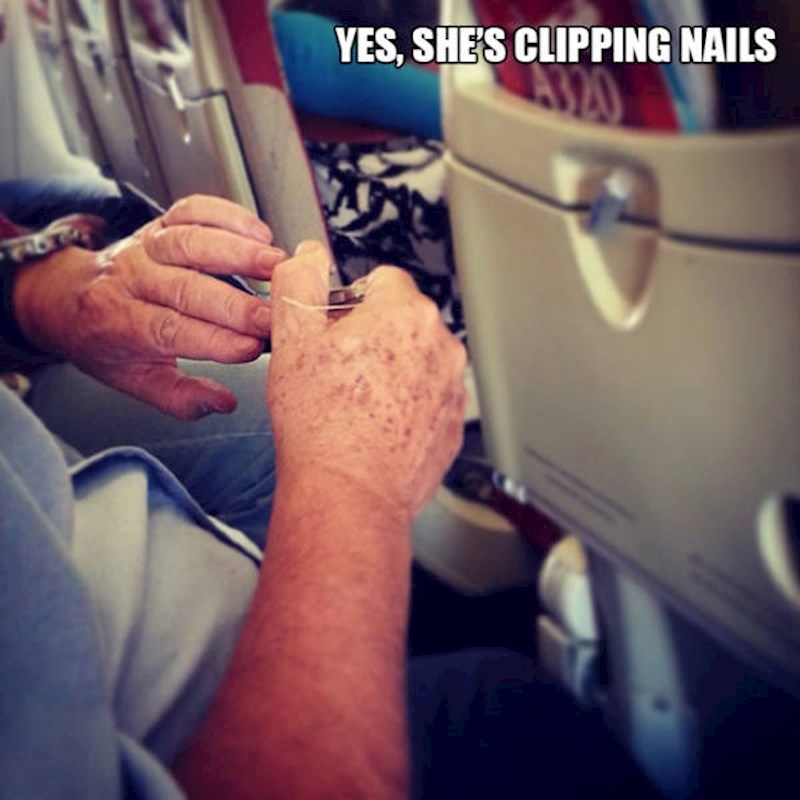 Ova osoba reže nokte...