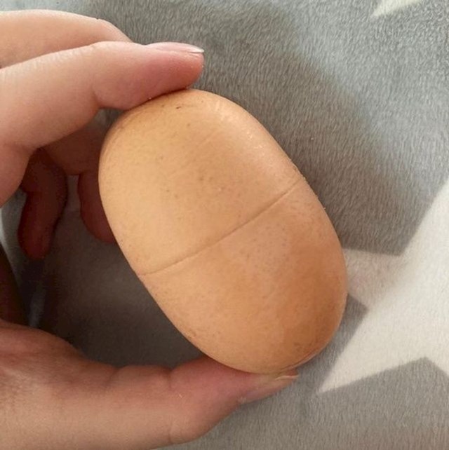 Jaje koje izgleda kao Kinder jaje