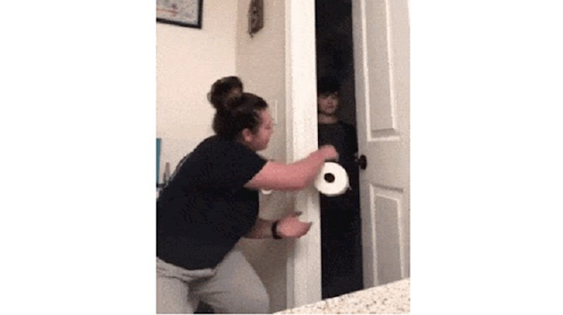 Zvala je sina da joj donese wc papir, zbog pranka koji mu je priredila skoro je povratio