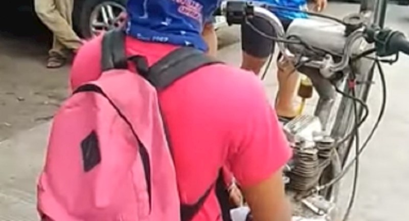 Snimili su lika koji vozi čudno prijevozno sredstvo sa samo jednom kotačem