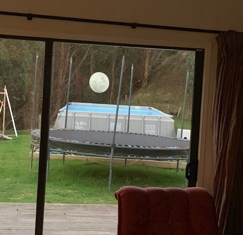 Zbog refleksije Mjeseca u staklu, izgleda kao da je iznad bazena