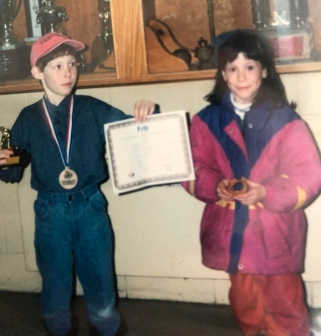 "Ovo smo moj brat i ja, on je osvojio medalju i pehar za hokej, a ja ponosno pokazujem svoj kolutić luka"