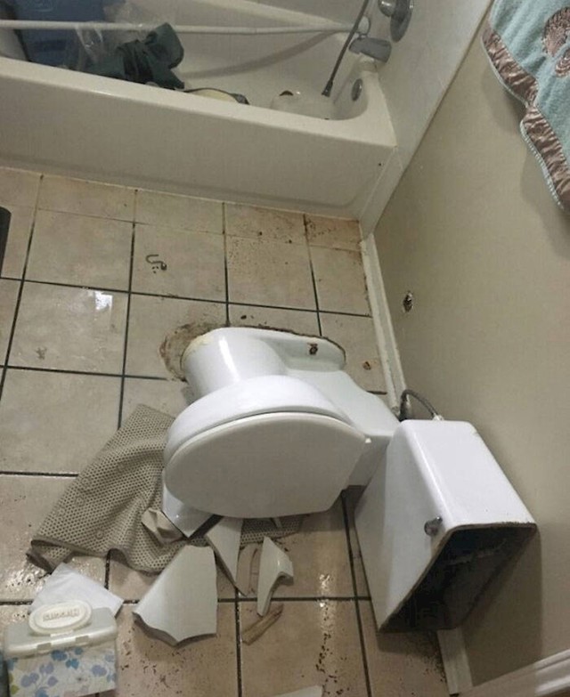 "Poskliznuo se u tušu, sletio na wc školjku"