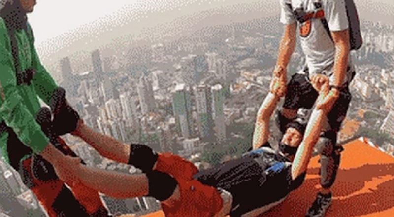 Mislio je da će ga baciti sa zgrade, ali ovi padobranci imali su drugi plan