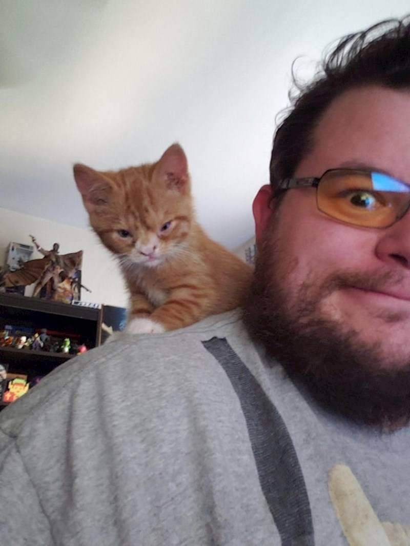 Udomili su ovog posebnog mačića i njegovu mamu