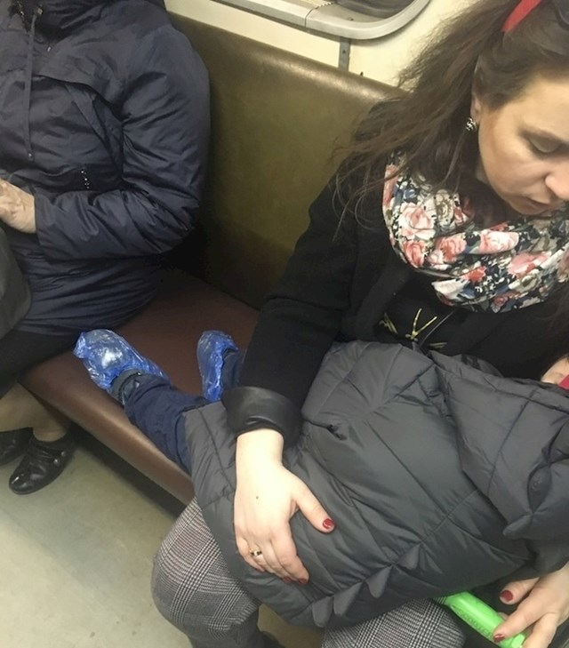 Ova mama stavila je zaštitne navlake na sinovu obuću i tako spriječila prljanje sjedala