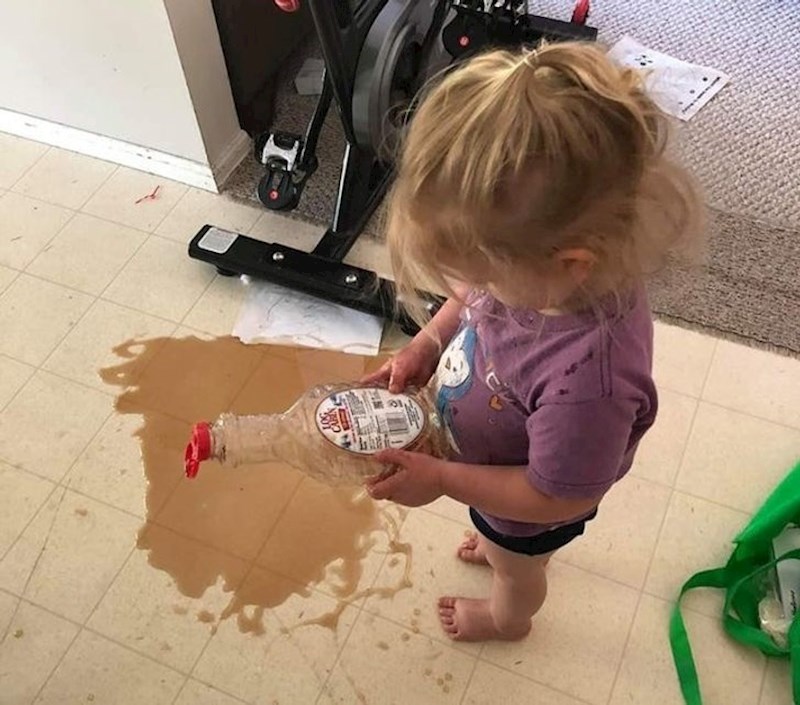 Ono kad nešto proliješ pa se praviš da nisi ti...