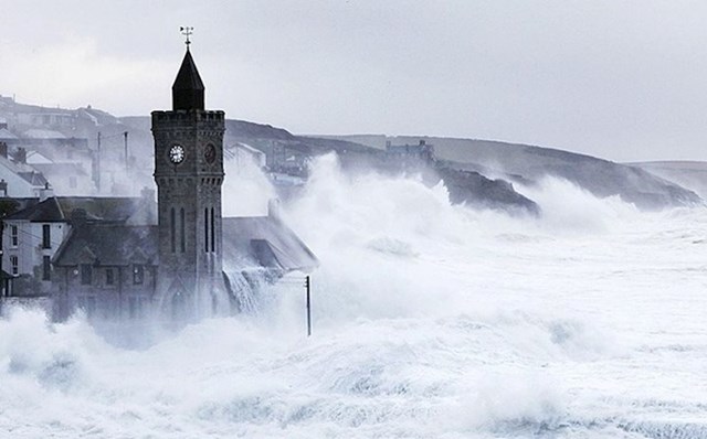 Bura u obalnom gradu Porthleven, Cornwall