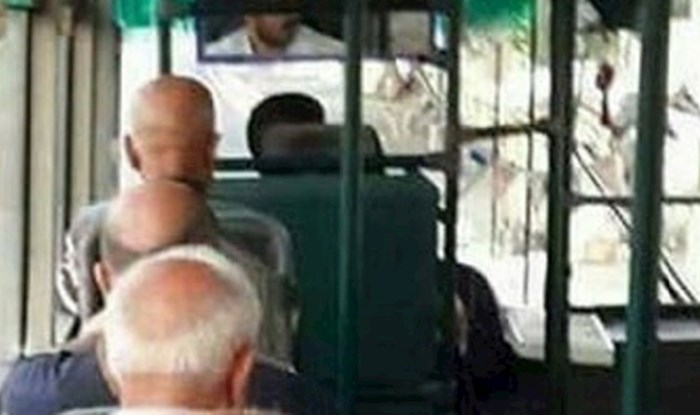 Nevjerojatna slučajnost! Ovaj prizor iz jednog busa nasmijao je sve putnike