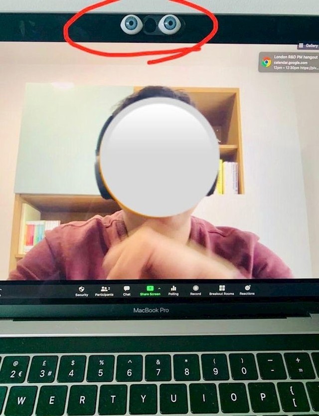 Kako gledati u oči sugovornika na online sastanku