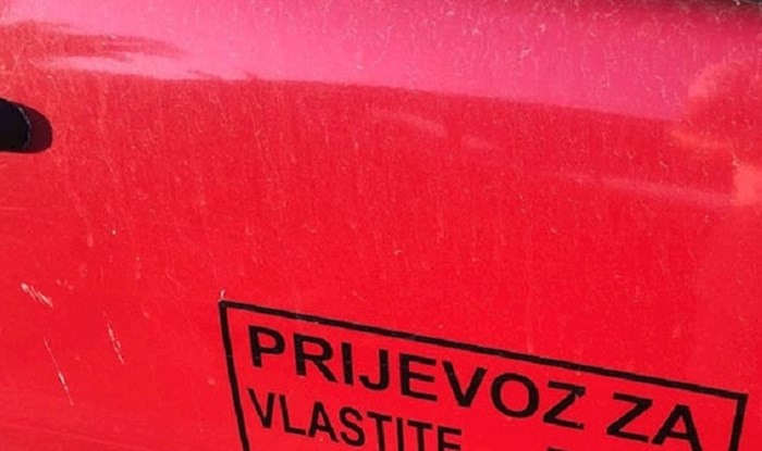 Liku se odlijepila naljepnica na autu i sada mu se svi smiju, pogledajte što prevozi