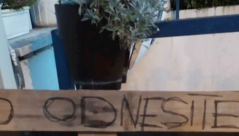 Stvari jednih susjeda smetale su drugim stanarima, jedan od njih im je ostavio smiješnu poruku