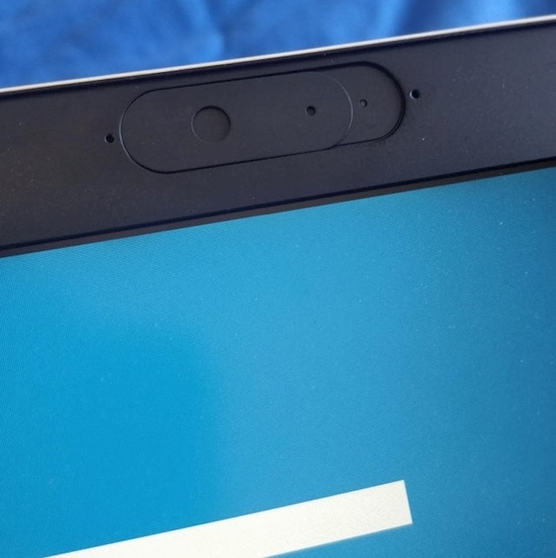 Laptop s dodatnom plastikom koja se može prevući preko kamere