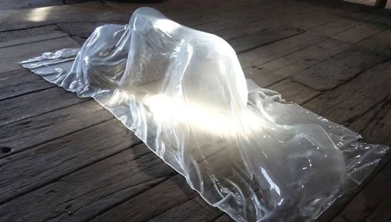 "Nevidljivi beskućnik" je instalacija kojoj je cilj osvijetliti činjenicu da je sve više beskućnika