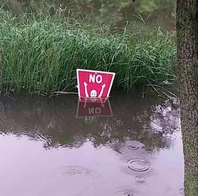 Zbog kiša, razina vode se podigla i prekrila znak "zabranjeno plivanje"