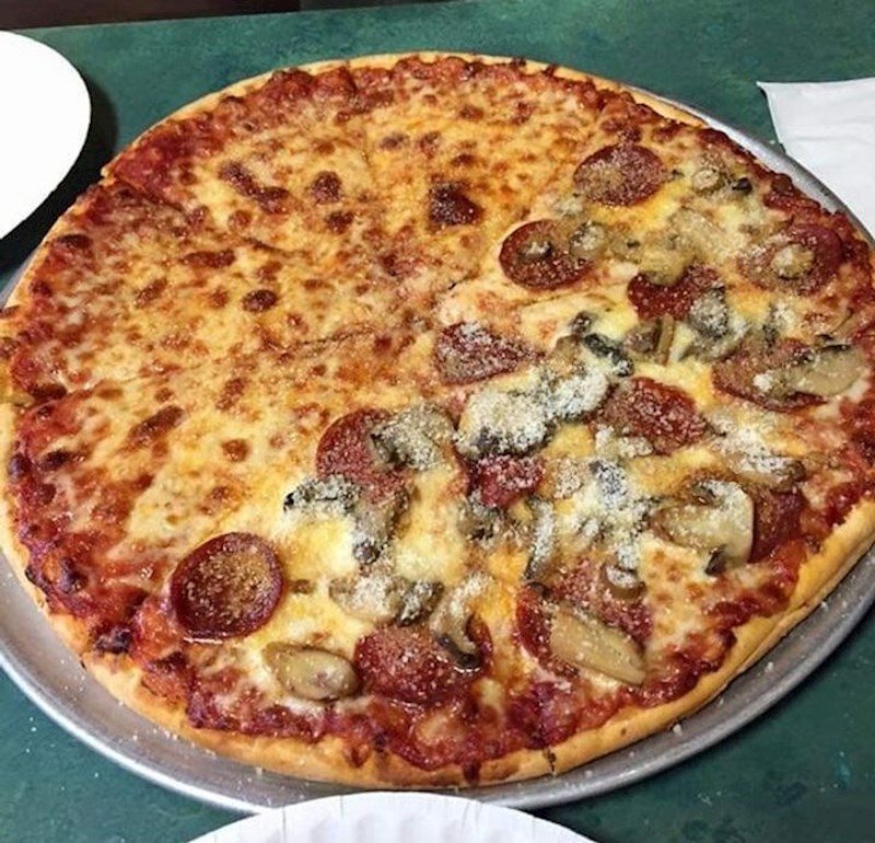 "Tražio sam pizzu koja na jednoj polovici ima kobasice, a na drugoj gljive..."
