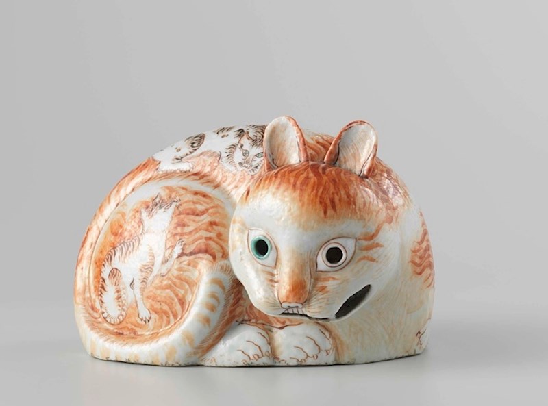 Mačka u koju bi se stavila svijeća, stajala je u dječjoj sobi kako se djeca ne bi bojala mraka. Također su je i koristili kako bi plašila glodavce.