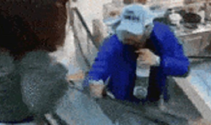 Uzele su čovjeku mobitel kako bi napravile prank video, on im se osvetio na brutalan način