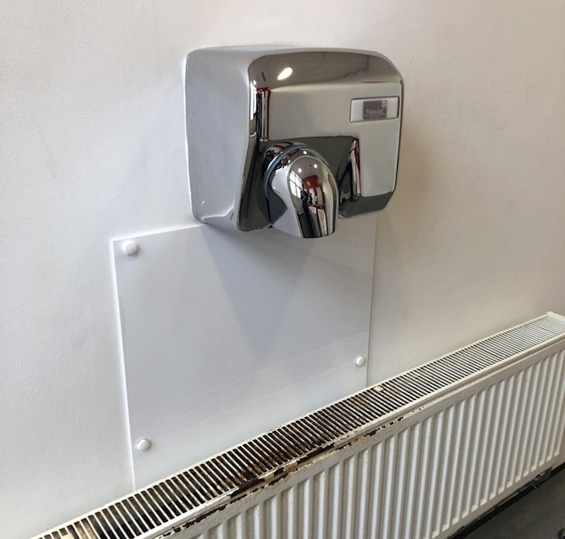 Loša je ideja staviti sušilo za ruke iznad radijatora