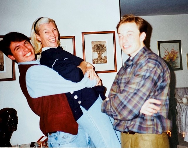 Elon Musk s bratom i majkom, 1992. godine