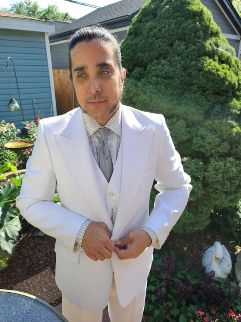 "Moja djevojka pronašla je odijelo moje veličine koje se sastoji od sakoa, prsluka i hlača za samo 20 dolara."