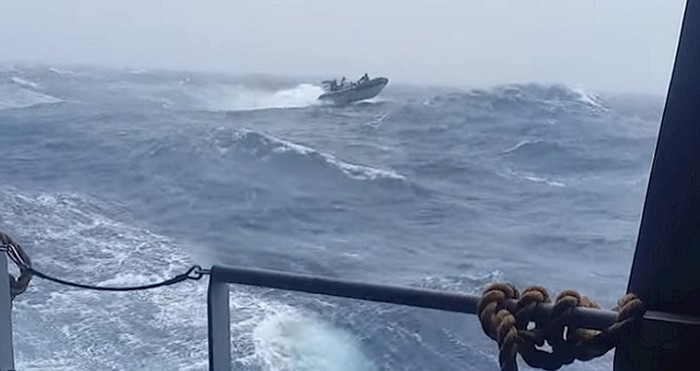Brod se našao u nevjerojatnoj oluji, sve su snimili