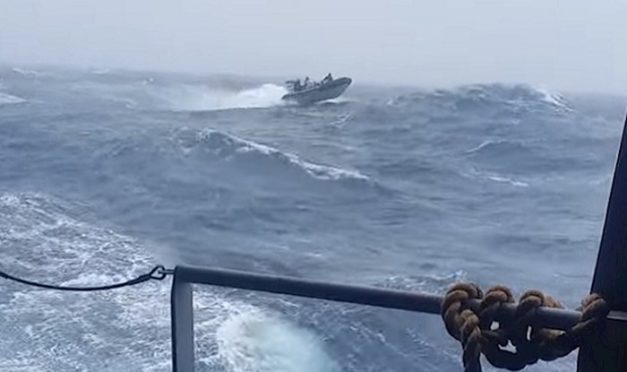 Brod se našao u nevjerojatnoj oluji, sve su snimili