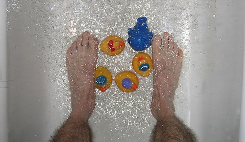 Voda koja kaplje iz tuša nas podsjeća na uriniranje, pa naš mozak šalje podražaj u mjehur