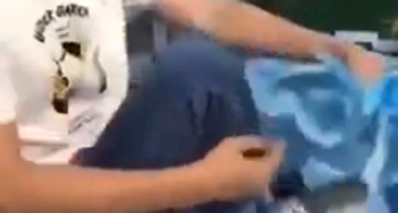 Internetom kruži snimka kineskog radnika koji radi nešto prilično šokantno sa zaštitnim maskama