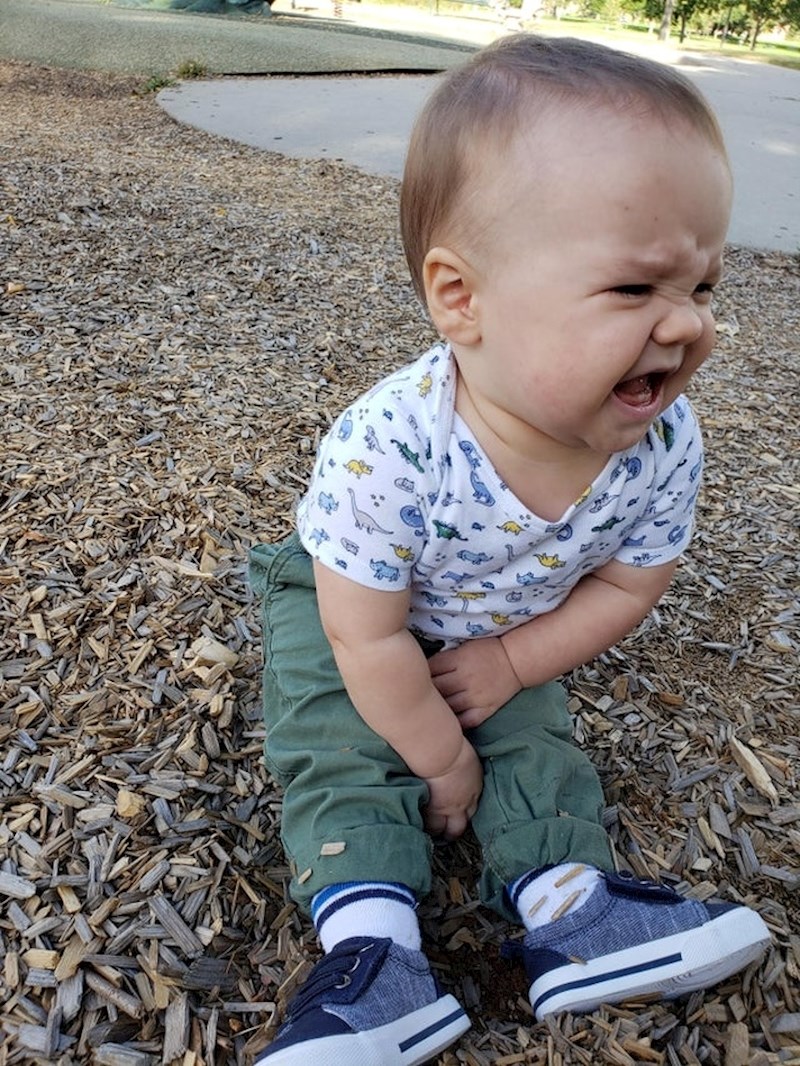 Mama ovom malcu nije dala da jede komadiće drva oko njega