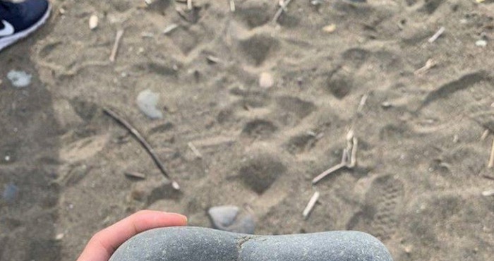 Šetao je plažom i ugledao predmet koji ga je podsjetio na dane prije braka