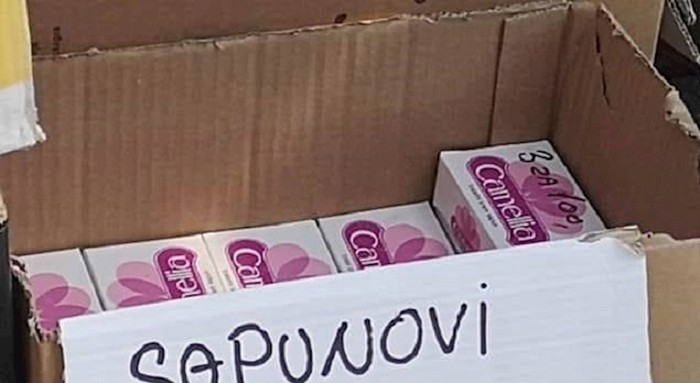 Netko je na placu fotkao urnebesan natpis na kutiji u kojoj su stajali sapuni