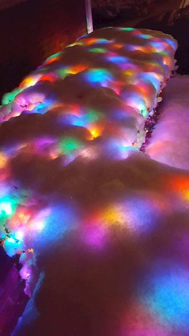 Božićne lampice još su ljepše pod debelim slojem snijega