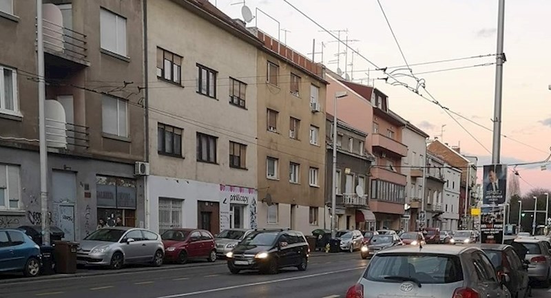 Na zagrebačkoj Trešnjevci netko je "parkirao" neobično vozilo