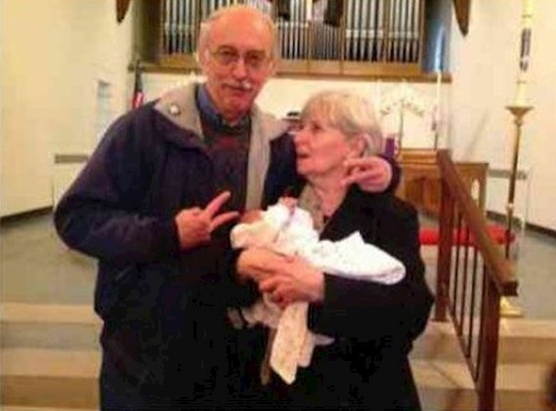 Tata na krštenju unuka