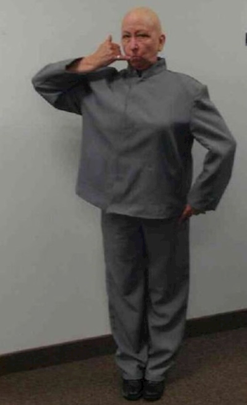 "Moja mama danas je završila svoj osmi tjedan kemoterapije. Ovo je njen kostim za Noć vještica"