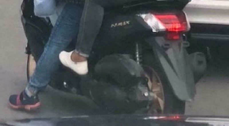 Ljudi su fotkali neobičan prizor na cesti - ovi likovi znaju kako prevoziti stvari na motociklu