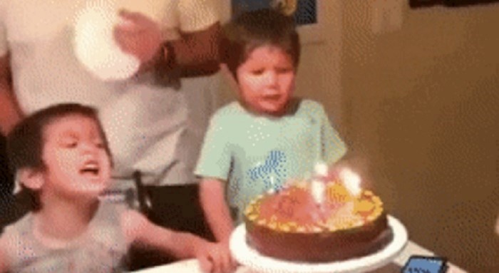 Morate vidjeti kako je tata uspio spriječiti dijete da ne ugasi svjećice na torti prije slavljenika