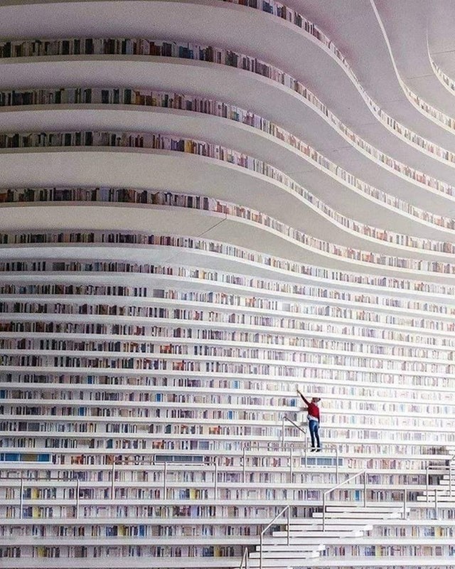Ovo je knjižnica Tianjin Binhai. Ako ne vjerujete svojim očima, u pravu ste. Knjige na gornjim policama nisu stvarne - samo su naljepnice