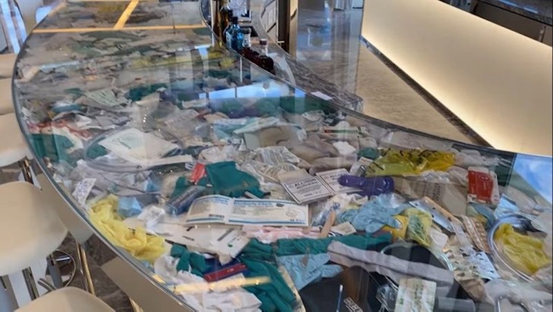 Pult za informacije u jednom hotelu u Las Vegasu. Ovo što vidite je medicinski otpad kao što su tablete, rukavice i drugo. Noćenje u ovom hotelu platit ćete 100 000 dolara.