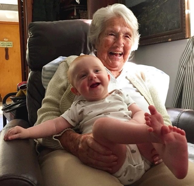"Prvi susret moje 96-godišnje bake i njene unuke. Ne zna se tko je sretniji!"