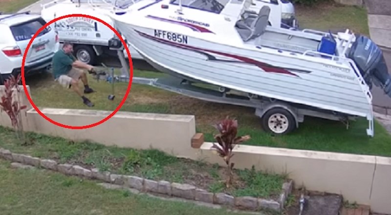 Nadzorna kamera snimila je ovaj smiješan prizor čovjeka koji se svim silama trudio zadržati svoj "odbjegli" brod