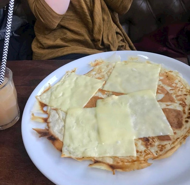 "Moja frendica je naručila palačinke sa sirom i dobila ovo..."