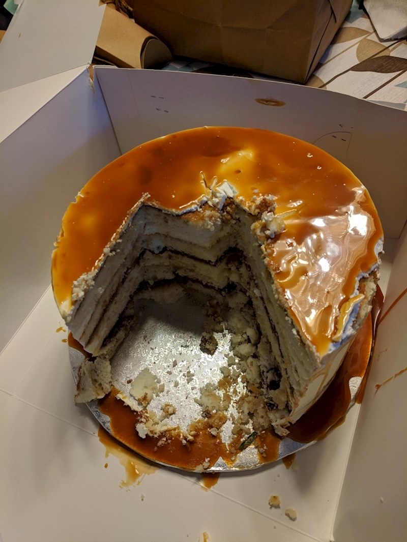 "Način na koji moja sestra reže tortu"