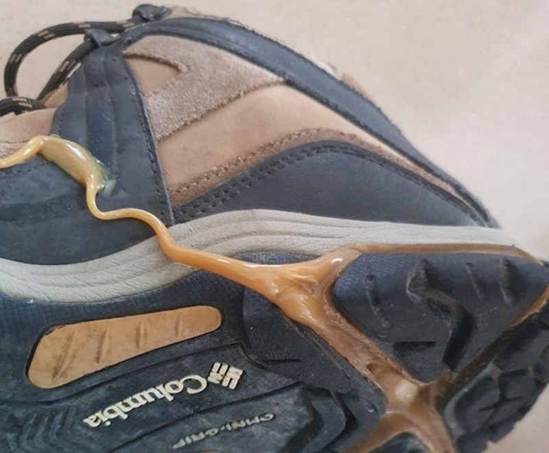 Dio tenisice se otopio i sada izgleda kao karamela