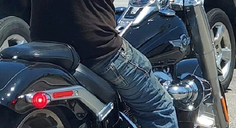 Slikali su ovog lika jer nije imao kacigu,  kasnije su primijetili još nešto što ih je nasmijalo