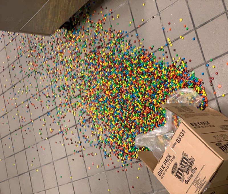 "Koristimo ove bombone kao dekoraciju za kolačiće u slastičarnici. Baš sam nespretna!"