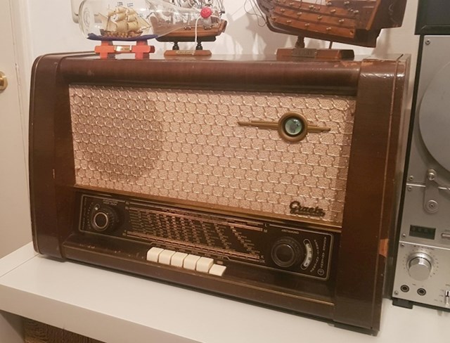 "Djed mi je dao ovaj radio prijemnik na poklon, još radi"