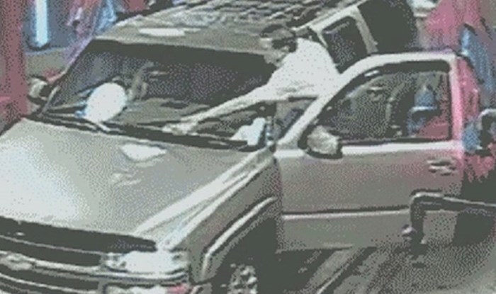 Prao je auto i u jednom je trenu odlučio izaći, ono što se desilo zgrozit će vas