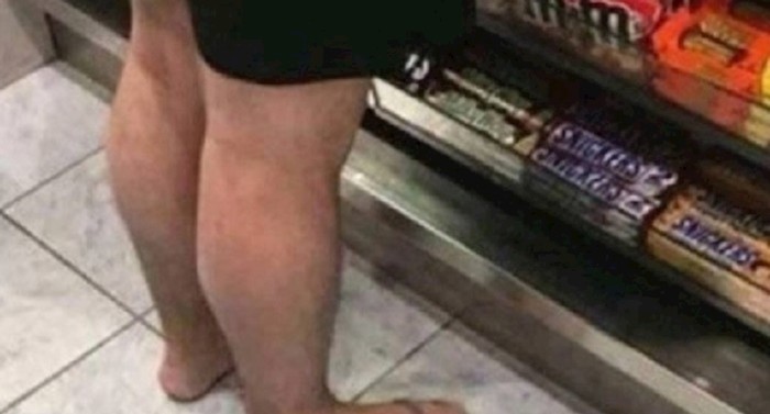 Lik je došao u dućan i svi su gledali u njegova stopala, evo zašto